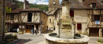 Fontaine d'Autoire sur la place